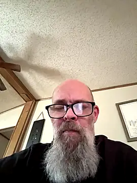 KlutzyWonder4 online show from November 30, 2025, 5:39 pm