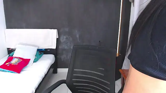 SusanLeroy online show from April 18, 2026, 9:35 am