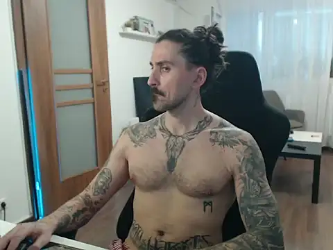 Snapshot of MateoHunk chatting on June 10, 2026, 1:10 pm MateoHunk online show from June 10, 2026, 1:10 pm