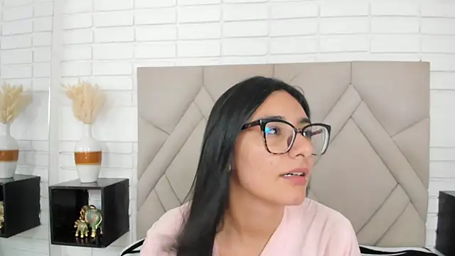 Isis Osman online show from September 26, 2025, 7:18 pm