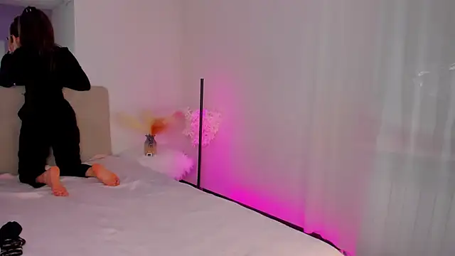 Laura Leee online show from March 7, 2025, 9:29 am