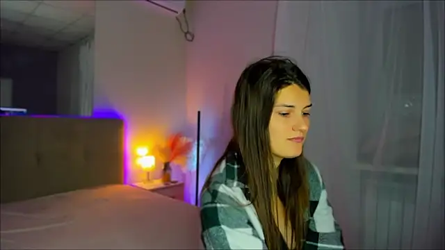 Laura Leee online show from September 25, 2025, 5:33 am