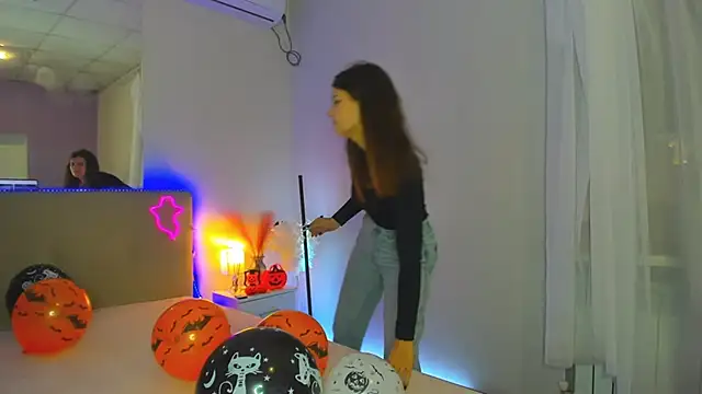 Laura Leee online show from October 23, 2025, 5:29 am