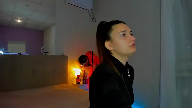 Laura Leee online show from November 6, 2025, 6:14 am