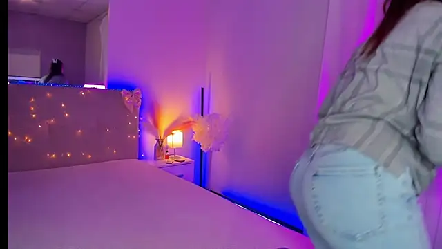 Laura Leee online show from April 4, 2026, 4:44 am