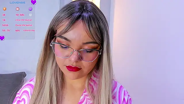 Snapshot of EmilyRouss_ chatting on March 5, 2025, 10:10 pm EmilyRouss online show from March 5, 2025, 10:10 pm