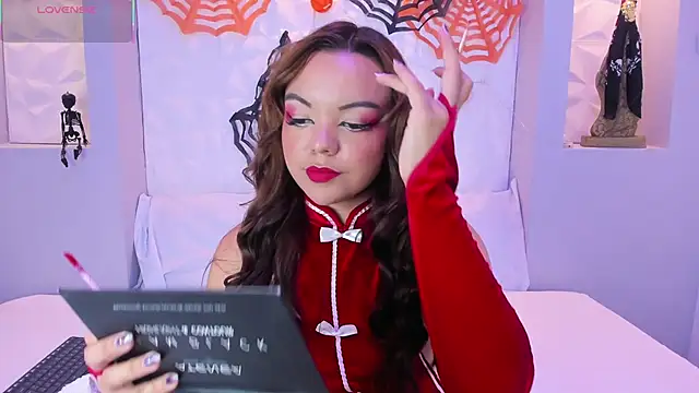 Snapshot of EmilyRouss_ chatting on October 27, 2025, 7:29 pm EmilyRouss online show from October 27, 2025, 7:29 pm