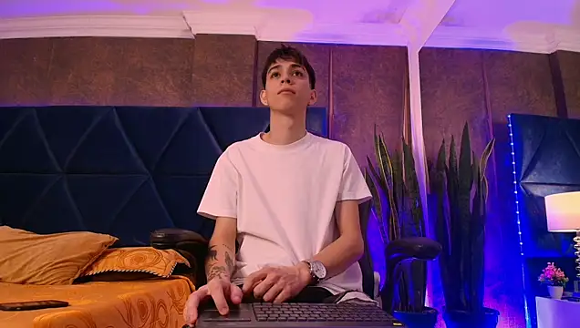 Lion Foster01 online show from December 3, 2025, 7:34 pm