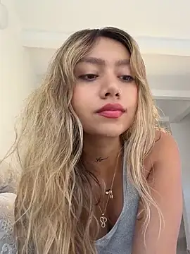 amanda-medrano1 online show from May 27, 2026, 1:52 pm
