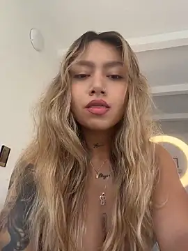 amanda-medrano1 online show from May 28, 2026, 1:52 pm