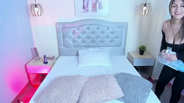 escarleth   online show from December 1, 2025, 2:11 pm