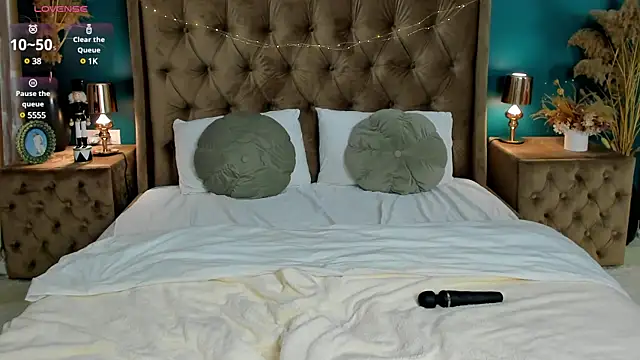 CalyMoon online show from February 5, 2025, 4:47 pm