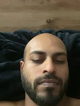 islandvybee55 online show from April 3, 2026, 1:42 pm