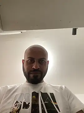 islandvybee55 online show from April 10, 2026, 4:12 pm