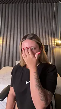 MiaPetit  online show from December 19, 2025, 7:10 pm