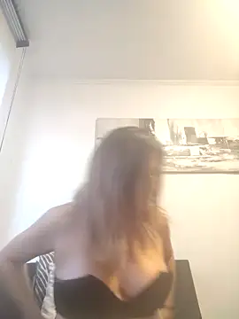 Latiinvenushot online show from November 9, 2025, 9:02 pm