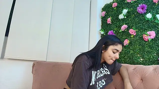 natalia aguirre1 online show from September 24, 2025, 12:19 pm