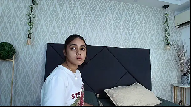 natalia aguirre1 online show from November 13, 2025, 12:26 pm