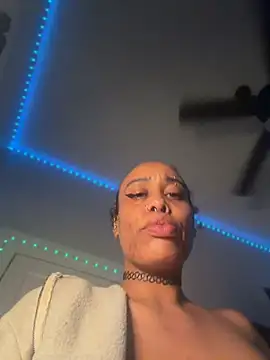 loveluna8 online show from June 4, 2026, 10:16 pm