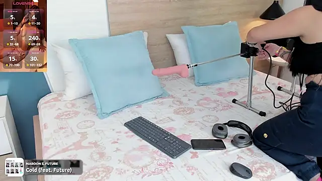 Megansttein  online show from February 12, 2025, 8:07 pm