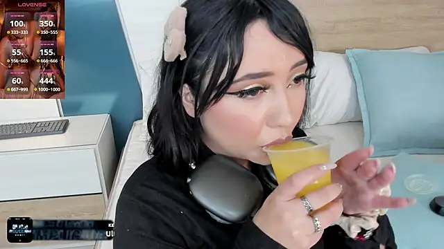 Megansttein  online show from February 16, 2025, 6:10 pm