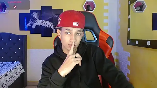 jose sexycumm online show from November 2, 2025, 8:33 pm