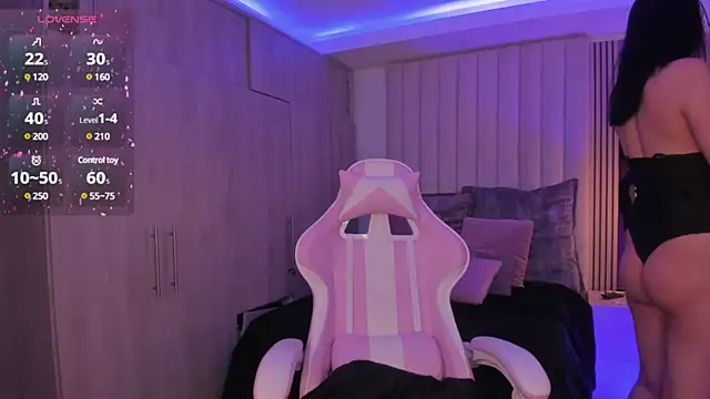 Emilyymilleer  online show from February 6, 2025, 5:19 pm