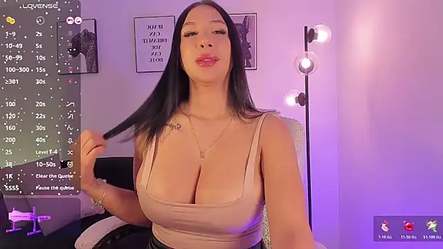 Emilyymilleer  online show from April 28, 2026, 3:17 pm