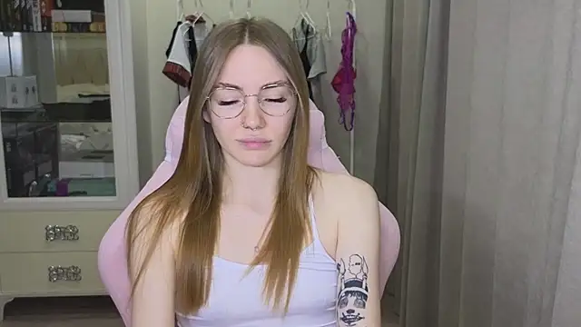 littlevildevil online show from January 28, 2025, 11:17 am