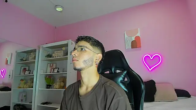 Ian Castillo  online show from February 21, 2025, 11:11 am