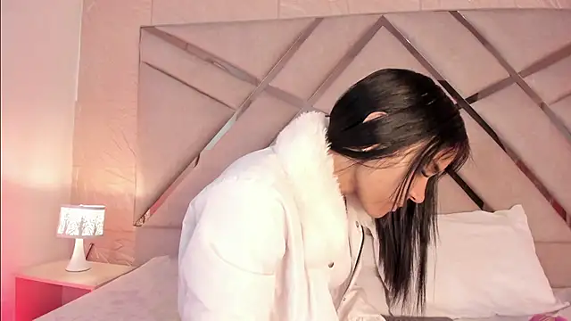 sophie pariss online show from April 22, 2026, 2:58 am