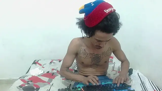 Snapshot of damian_bottom_bigcock chatting on December 2, 2024, 10:45 pm damian bottom bigcock online show from December 2, 2024, 10:45 pm