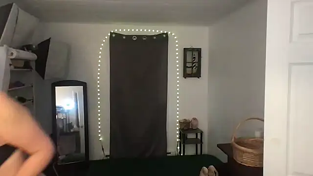 BonfireBonnie online show from December 19, 2024, 8:13 pm