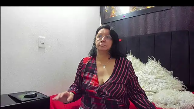 Evaaross 2345 online show from February 10, 2026, 12:31 pm