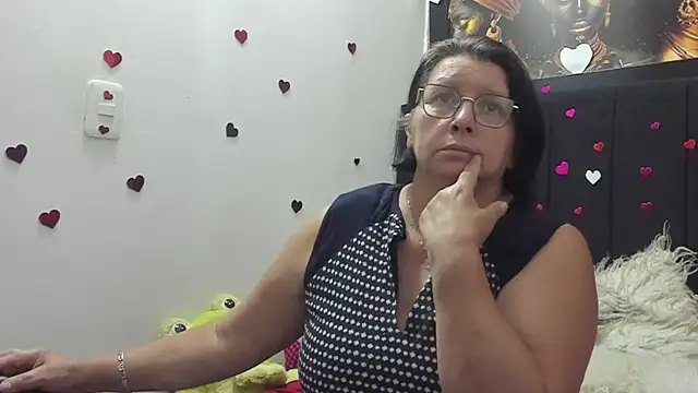 Evaaross 2345 online show from April 15, 2026, 8:20 pm