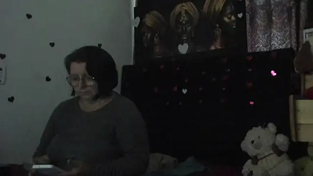 Snapshot of Evaaross_2345 chatting on April 30, 2026, 12:33 pm Evaaross 2345 online show from April 30, 2026, 12:33 pm