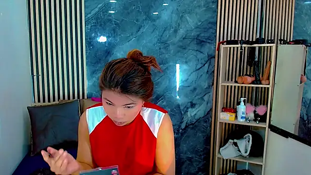 Isalombardi online show from November 11, 2025, 3:39 am