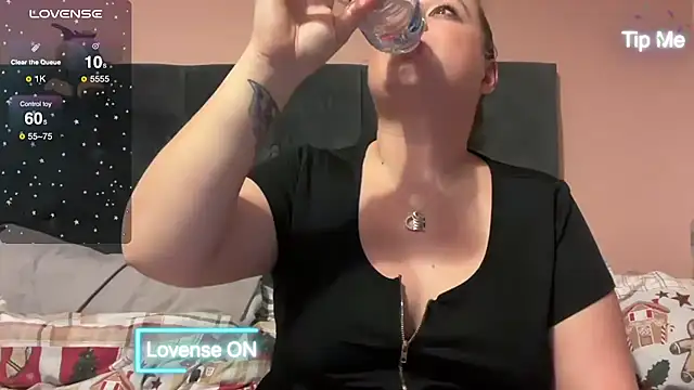 NaughtyWifeUK online show from December 6, 2024, 5:33 pm