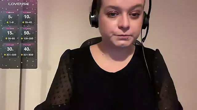 NaughtyWifeUK online show from November 28, 2025, 4:09 pm