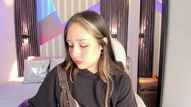 emily layton online show from October 8, 2025, 2:36 pm