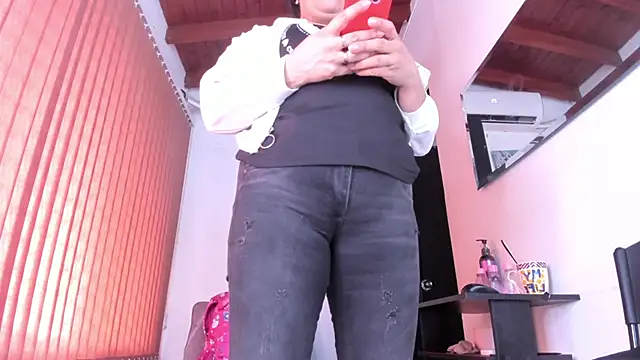 alondrabigtits online show from April 19, 2026, 6:10 pm