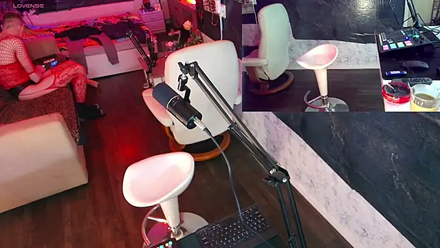 Doggyray44 online show from December 21, 2024, 1:10 pm