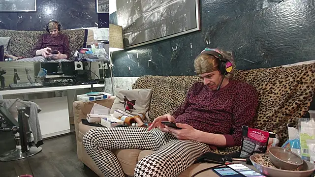 Doggyray44 online show from February 18, 2025, 11:30 pm