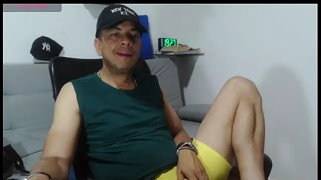 latinmartin73 online show from April 10, 2026, 12:27 am