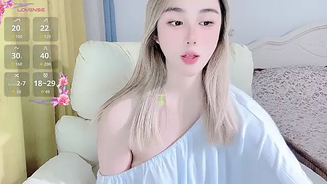 Snapshot of Caitlyn__ chatting on December 18, 2025, 12:33 pm Caitlyn online show from December 18, 2025, 12:33 pm