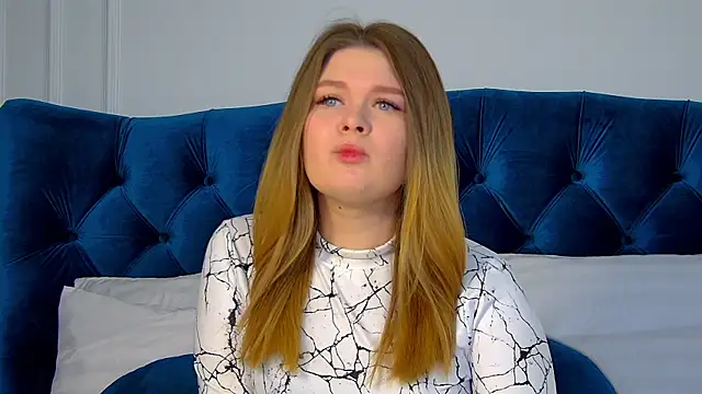 CrystalLyons online show from January 21, 2025, 6:22 am