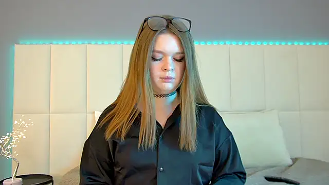 CrystalLyons online show from March 4, 2025, 6:58 am