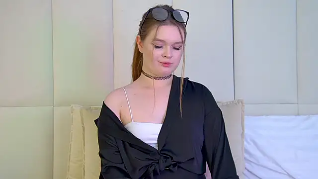 CrystalLyons online show from March 4, 2025, 1:06 pm