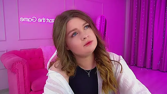 CrystalLyons online show from October 5, 2025, 6:06 pm