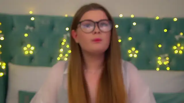 CrystalLyons online show from December 5, 2025, 12:03 pm